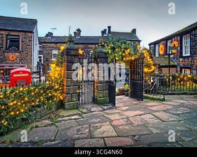 UK, West Yorkshire, Haworth, Blick von St. Michael und All Angels Church. Stockfoto
