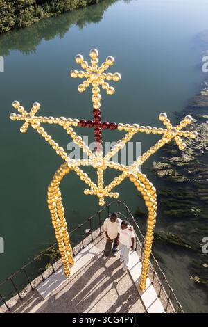 Touristen, die Fotos machen neben der Installation moderner Kunst auf der Saint-Benezet-Brücke, auch bekannt als Pont d'Avignon, in Avignon, Provence, Frankreich Stockfoto