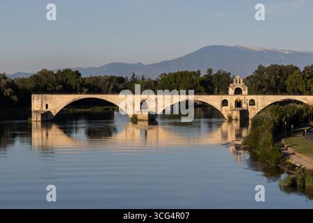 Die Saint-Benezet-Brücke, auch bekannt als Pont d’Avignon, in Avignon, Provence, Frankreich Stockfoto