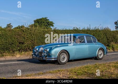 1966 60er Jahre Blue Jaguar 3,4 340 Blue Car Benzinmotor 3442 ccm; Reise nach Congleton, Cheshire Classic Car Show, Großbritannien Stockfoto