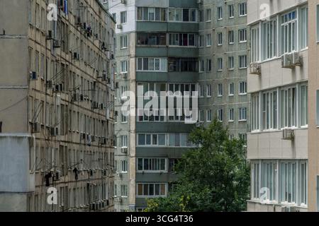 Dicht besiedelte Apartmentblöcke aus der Sowjetzeit in Wladiwostok, die typische Wohnarchitektur im russischen Fernen Osten zeigen. Stockfoto