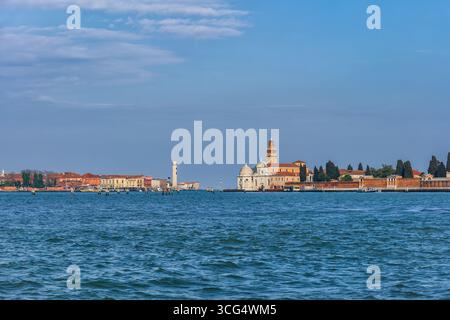 Skyline mit den Inseln Murano und San Michele in der Lagune von Venedig, Veneto, Italien. Stockfoto