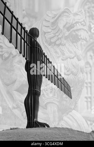 "Der Engel des Nordens" vor einem Hintergrund, der eine Schnitzerei aus dem Chorgebiet der St. Nicholas Kirche Kathedrale in Newcastle-upon-Tyne ist. Stockfoto