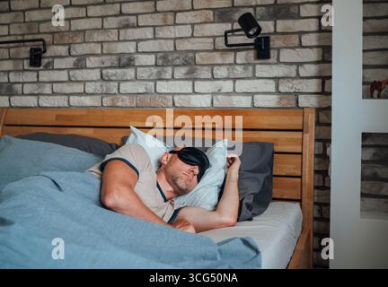 Schlaf, Bett, Schlafzimmer, Bettwäsche, Decke, Vormittag, Nachtwäsche, Pyjama, Abend, Ruhe, schlafen, schlafen, träumen, entspannen, gemütlich, Komfort, bequem, bequem, l Stockfoto