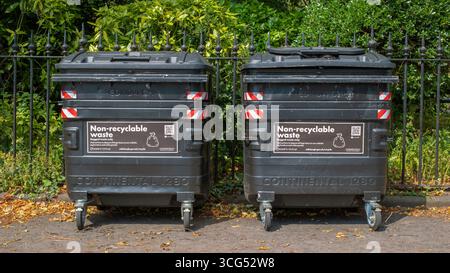 Zwei große schwarze, nicht recycelbare Abfallbehälter im West End von Edinburghs New Town, Schottland, Vereinigtes Königreich. Stockfoto