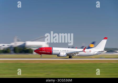 Norwegian Air Sweden AOC Boeing 737 MAX 8 mit der Registration Aircraft Registration SE-RTM landet auf der Südbahn 08R des Münchner Flughafens MUC E Stockfoto