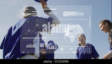 Eine Gruppe von Frauen, die blaue Trikots tragen, die auf dem Sportplatz Kappen hochheben, mit Datenüberlagerungen Stockfoto