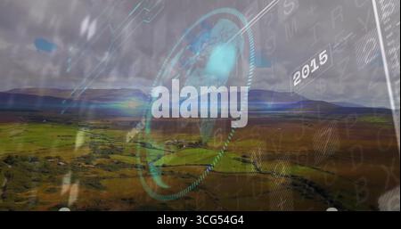 Transparente kreisförmige Oberfläche, die über ländliches Ackerland bewegt, mit Globus-Karte und 2015-Tag Stockfoto