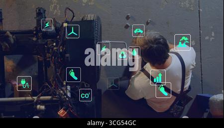 Kniende mechanische Befestigungselemente an der Radachse in der Werkstatt, mit Schraubenschlüssel, Schrauben, Kopierraum Stockfoto