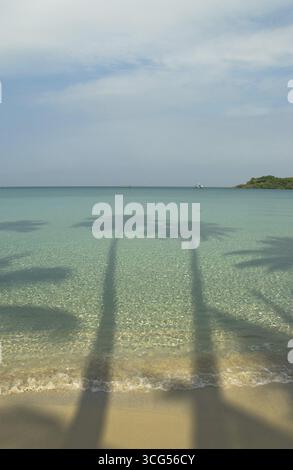 Chinesische Schattierungen am Siam Strand von Koh Kut, Thailand, Koh Kut, Thailand Stockfoto