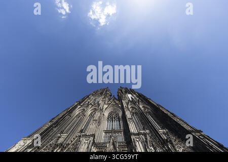 Kölner Dom vor blauem Himmel aus Froschperspektive, Köln, Nordrhein-Westfalen, Deutschland Stockfoto
