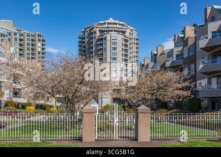 Neue moderne Apartments in Wohnkomplex mit Garten. Wohnungsbau, Mietwohnungskonzept. Eine gesicherte private Wohngegend mit geschlossenem Tor. Die Sicherheit Stockfoto