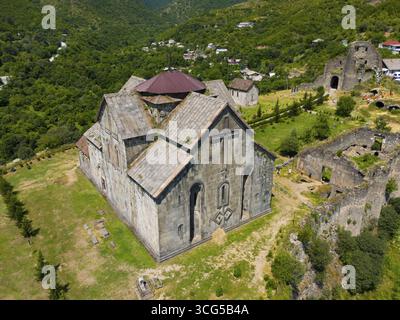 Nahaufnahme eines alten Klosters mit detaillierter Architektur in einer grünen Umgebung, aus der Vogelperspektive, Akhtala Kloster, Akhtala Dorf, Lorikeet Pro Stockfoto