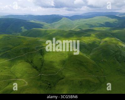 Grüne Hügel erstrecken sich unter einem bewölkten Himmel, malerische Landschaft, aus der Vogelperspektive, Dilijan Nationalpark, Dilijan, Dilijan, Delijan, Delijan, Provinz Tavush Stockfoto