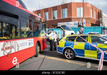 UK. August 2025. Ein Kleinbus kollidiert gegen 16:00 Uhr mit der London Tram im Südwesten Londons, Großbritannien. Heute Nachmittag traf ein Kleinbus mit einer Straßenbahn zusammen, als das Auto an einer Kreuzung auf der Kingston Road durch ein rotes Verkehrszeichen fuhr, als die Straßenbahn sich der Merton Park Station im Südwesten Londons näherte. Rettungsfahrzeuge wurden mit Verletzten in einem Krankenwagen begleitet. Wimbledon, Southwest London, England, Vereinigtes Königreich 26. Augusts, 2025. Quelle: Jeff Gilbert/Alamy Live News Stockfoto