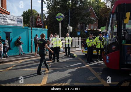 UK. August 2025. Ein Kleinbus kollidiert gegen 16:00 Uhr mit der London Tram im Südwesten Londons, Großbritannien. Heute Nachmittag traf ein Kleinbus mit einer Straßenbahn zusammen, als das Auto an einer Kreuzung auf der Kingston Road durch ein rotes Verkehrszeichen fuhr, als die Straßenbahn sich der Merton Park Station im Südwesten Londons näherte. Rettungsfahrzeuge wurden mit Verletzten in einem Krankenwagen begleitet. Wimbledon, Southwest London, England, Vereinigtes Königreich 26. Augusts, 2025. Quelle: Jeff Gilbert/Alamy Live News Stockfoto