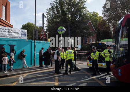UK. August 2025. Ein Kleinbus kollidiert gegen 16:00 Uhr mit der London Tram im Südwesten Londons, Großbritannien. Heute Nachmittag traf ein Kleinbus mit einer Straßenbahn zusammen, als das Auto an einer Kreuzung auf der Kingston Road durch ein rotes Verkehrszeichen fuhr, als die Straßenbahn sich der Merton Park Station im Südwesten Londons näherte. Rettungsfahrzeuge wurden mit Verletzten in einem Krankenwagen begleitet. Wimbledon, Southwest London, England, Vereinigtes Königreich 26. Augusts, 2025. Quelle: Jeff Gilbert/Alamy Live News Stockfoto