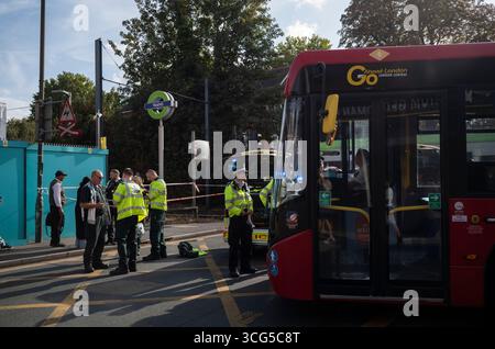 UK. August 2025. Ein Kleinbus kollidiert gegen 16:00 Uhr mit der London Tram im Südwesten Londons, Großbritannien. Heute Nachmittag traf ein Kleinbus mit einer Straßenbahn zusammen, als das Auto an einer Kreuzung auf der Kingston Road durch ein rotes Verkehrszeichen fuhr, als die Straßenbahn sich der Merton Park Station im Südwesten Londons näherte. Rettungsfahrzeuge wurden mit Verletzten in einem Krankenwagen begleitet. Wimbledon, Southwest London, England, Vereinigtes Königreich 26. Augusts, 2025. Quelle: Jeff Gilbert/Alamy Live News Stockfoto