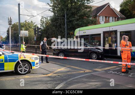 UK. August 2025. Ein Kleinbus kollidiert gegen 16:00 Uhr mit der London Tram im Südwesten Londons, Großbritannien. Heute Nachmittag traf ein Kleinbus mit einer Straßenbahn zusammen, als das Auto an einer Kreuzung auf der Kingston Road durch ein rotes Verkehrszeichen fuhr, als die Straßenbahn sich der Merton Park Station im Südwesten Londons näherte. Rettungsfahrzeuge wurden mit Verletzten in einem Krankenwagen begleitet. Wimbledon, Southwest London, England, Vereinigtes Königreich 26. Augusts, 2025. Quelle: Jeff Gilbert/Alamy Live News Stockfoto