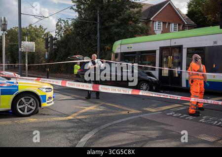 UK. August 2025. Ein Kleinbus kollidiert gegen 16:00 Uhr mit der London Tram im Südwesten Londons, Großbritannien. Heute Nachmittag traf ein Kleinbus mit einer Straßenbahn zusammen, als das Auto an einer Kreuzung auf der Kingston Road durch ein rotes Verkehrszeichen fuhr, als die Straßenbahn sich der Merton Park Station im Südwesten Londons näherte. Rettungsfahrzeuge wurden mit Verletzten in einem Krankenwagen begleitet. Wimbledon, Southwest London, England, Vereinigtes Königreich 26. Augusts, 2025. Quelle: Jeff Gilbert/Alamy Live News Stockfoto