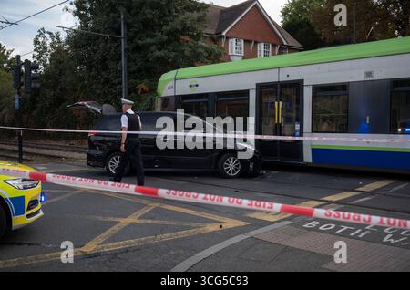 UK. August 2025. Ein Kleinbus kollidiert gegen 16:00 Uhr mit der London Tram im Südwesten Londons, Großbritannien. Heute Nachmittag traf ein Kleinbus mit einer Straßenbahn zusammen, als das Auto an einer Kreuzung auf der Kingston Road durch ein rotes Verkehrszeichen fuhr, als die Straßenbahn sich der Merton Park Station im Südwesten Londons näherte. Rettungsfahrzeuge wurden mit Verletzten in einem Krankenwagen begleitet. Wimbledon, Southwest London, England, Vereinigtes Königreich 26. Augusts, 2025. Quelle: Jeff Gilbert/Alamy Live News Stockfoto