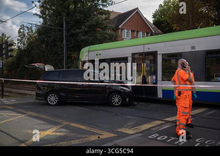 UK. August 2025. Ein Kleinbus kollidiert gegen 16:00 Uhr mit der London Tram im Südwesten Londons, Großbritannien. Heute Nachmittag traf ein Kleinbus mit einer Straßenbahn zusammen, als das Auto an einer Kreuzung auf der Kingston Road durch ein rotes Verkehrszeichen fuhr, als die Straßenbahn sich der Merton Park Station im Südwesten Londons näherte. Rettungsfahrzeuge wurden mit Verletzten in einem Krankenwagen begleitet. Wimbledon, Southwest London, England, Vereinigtes Königreich 26. Augusts, 2025. Quelle: Jeff Gilbert/Alamy Live News Stockfoto