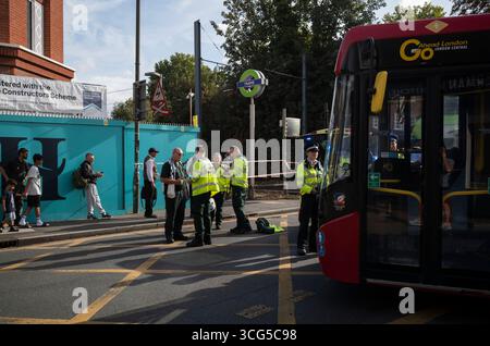 UK. August 2025. Ein Kleinbus kollidiert gegen 16:00 Uhr mit der London Tram im Südwesten Londons, Großbritannien. Heute Nachmittag traf ein Kleinbus mit einer Straßenbahn zusammen, als das Auto an einer Kreuzung auf der Kingston Road durch ein rotes Verkehrszeichen fuhr, als die Straßenbahn sich der Merton Park Station im Südwesten Londons näherte. Rettungsfahrzeuge wurden mit Verletzten in einem Krankenwagen begleitet. Wimbledon, Southwest London, England, Vereinigtes Königreich 26. Augusts, 2025. Quelle: Jeff Gilbert/Alamy Live News Stockfoto