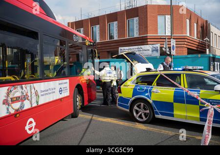 UK. August 2025. Ein Kleinbus kollidiert gegen 16:00 Uhr mit der London Tram im Südwesten Londons, Großbritannien. Heute Nachmittag traf ein Kleinbus mit einer Straßenbahn zusammen, als das Auto an einer Kreuzung auf der Kingston Road durch ein rotes Verkehrszeichen fuhr, als die Straßenbahn sich der Merton Park Station im Südwesten Londons näherte. Rettungsfahrzeuge wurden mit Verletzten in einem Krankenwagen begleitet. Wimbledon, Southwest London, England, Vereinigtes Königreich 26. Augusts, 2025. Quelle: Jeff Gilbert/Alamy Live News Stockfoto