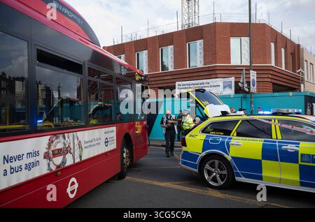 UK. August 2025. Ein Kleinbus kollidiert gegen 16:00 Uhr mit der London Tram im Südwesten Londons, Großbritannien. Heute Nachmittag traf ein Kleinbus mit einer Straßenbahn zusammen, als das Auto an einer Kreuzung auf der Kingston Road durch ein rotes Verkehrszeichen fuhr, als die Straßenbahn sich der Merton Park Station im Südwesten Londons näherte. Rettungsfahrzeuge wurden mit Verletzten in einem Krankenwagen begleitet. Wimbledon, Southwest London, England, Vereinigtes Königreich 26. Augusts, 2025. Quelle: Jeff Gilbert/Alamy Live News Stockfoto