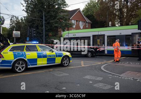 UK. August 2025. Ein Kleinbus kollidiert gegen 16:00 Uhr mit der London Tram im Südwesten Londons, Großbritannien. Heute Nachmittag traf ein Kleinbus mit einer Straßenbahn zusammen, als das Auto an einer Kreuzung auf der Kingston Road durch ein rotes Verkehrszeichen fuhr, als die Straßenbahn sich der Merton Park Station im Südwesten Londons näherte. Rettungsfahrzeuge wurden mit Verletzten in einem Krankenwagen begleitet. Wimbledon, Southwest London, England, Vereinigtes Königreich 26. Augusts, 2025. Quelle: Jeff Gilbert/Alamy Live News Stockfoto