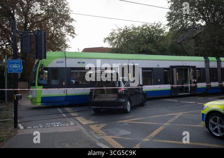 UK. August 2025. Ein Kleinbus kollidiert gegen 16:00 Uhr mit der London Tram im Südwesten Londons, Großbritannien. Heute Nachmittag traf ein Kleinbus mit einer Straßenbahn zusammen, als das Auto an einer Kreuzung auf der Kingston Road durch ein rotes Verkehrszeichen fuhr, als die Straßenbahn sich der Merton Park Station im Südwesten Londons näherte. Rettungsfahrzeuge wurden mit Verletzten in einem Krankenwagen begleitet. Wimbledon, Southwest London, England, Vereinigtes Königreich 26. Augusts, 2025. Quelle: Jeff Gilbert/Alamy Live News Stockfoto