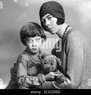DOROTHY MILNE Frau von A. A. Milne mit ihrem Sohn Christopher Robin und Winnie the Puuh Bären um 1926. Foto: Marcus Adams Stockfoto