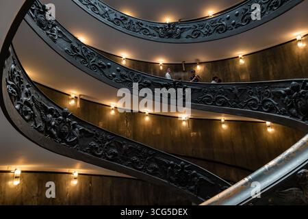 Die moderne Bramante-Treppe (von Giuseppe Momo) in den Vatikanischen Museen, Vatikan. Stockfoto
