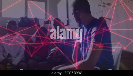 Sitzender bärtiger Mann in blauem Hemd mit Teamkollegen im Umkleideraum, Fußball, Neonüberzug, Kopierraum Stockfoto