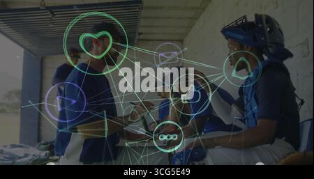 Zusammengebauter Trainer und Baseballspieler, die in Dugout planen, mit Fledermaus-Ausrüstung und Social-Media-Ikonen Stockfoto