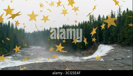 Fließender Fluss, der über Wasserfall im immergrünen Wald mit goldenen Sternen stürzt, Kopierraum Stockfoto
