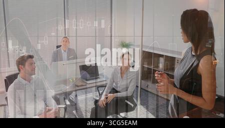 Geschäftsfrau, die auf Glastafel schreibt, in Bürobesprechung mit Laptop, Kopierraum Stockfoto
