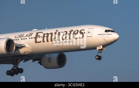 Larnaca, Zypern - 26. Juli 2025: Nahaufnahme des Flugzeugs Boeing 777 der Emirates Airline mit Landegerät in Richtung Landebahn Stockfoto
