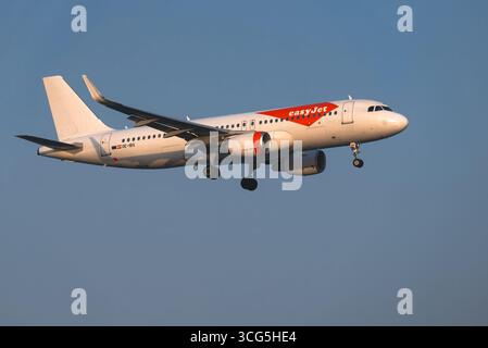 Larnaca, Zypern - 26. Juli 2025: Das Passagierflugzeug der easyJet Airbus A320-214 nähert sich der Start- und Landebahn mit ausgefahrenem Fahrwerk Stockfoto