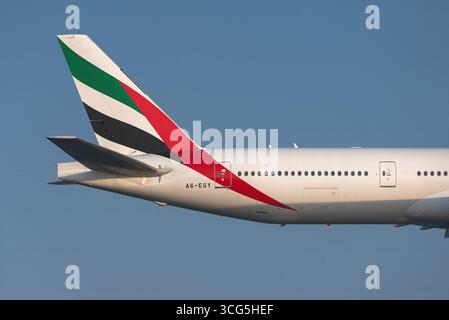 Larnaca, Zypern - 26. Juli 2025: Detail des Hecks und Rumpfes eines Passagierflugzeugs der Fluggesellschaft Emirates 777, das in den Himmel fliegt Stockfoto