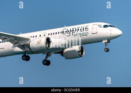 Larnaca, Zypern - 26. Juli 2025: Das moderne Passagierflugzeug Airbus A220-300 von Cyprus Airways nähert sich der Start- und Landebahn mit ausgefahrenem Fahrwerk an und fliegt in A Stockfoto