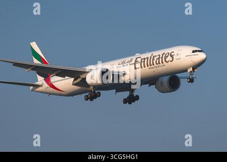 Larnaca, Zypern - 26. Juli 2025: Boeing 777-31H(er) Jet-Flugzeug der Emirates Airline nähert sich der Start- und Landebahn, Fahrwerk verlängert, zur Landung abwärts Stockfoto