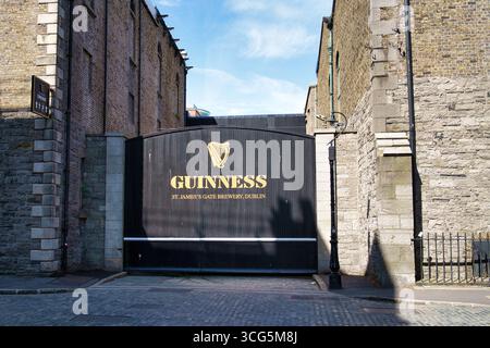 Der berühmte Eingang der Guinness St. James's Gate Brewery in Dublin, Irland, zeigt seine historische Architektur und seine berühmte Marke. Stockfoto