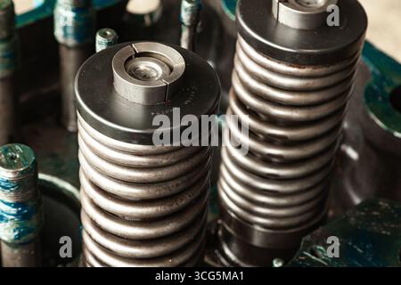 Einzelheiten zum Hauptmotor des Schiffes, mit Fett geschmiert, Nahaufnahme. Stockfoto