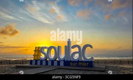 Hashtag der atlantischen Stadt Soulac-sur-Mer, riesige Buchstaben an einem Strand vor dem Hintergrund des Sonnenuntergangs. Juni 2025. Soulac-sur-Mer, Medoc. Frankreich. Stockfoto