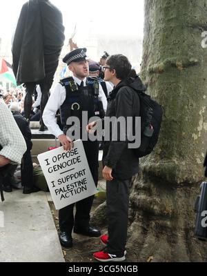Aktenfoto vom 07/25: Ein Polizeibeamter spricht mit einem Aktivisten während eines Protestes im Zentrum Londons zur Unterstützung der Palästinensischen Aktion, organisiert von der Gruppe Verteidigung unserer Geschworenen. Gegen 64 Personen, die der Unterstützung für die verbotene Gruppe Palestine Action beschuldigt wurden, wurde Anklage erhoben, sagte die Polizei. Die Anklage bezieht sich auf Proteste im Zentrum Londons am 5. Und 12. Juli. Bilddatum: Dienstag, 26. August 2025. Stockfoto