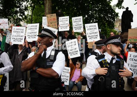 Aktenfoto vom 07/25 von Metropolitan Police Officers, die einen Protest im Zentrum Londons zur Unterstützung der Palästinensischen Aktion beobachten, organisiert von der Gruppe Verteidigung unserer Geschworenen. Gegen 64 Personen, die der Unterstützung für die verbotene Gruppe Palestine Action beschuldigt wurden, wurde Anklage erhoben, sagte die Polizei. Die Anklage bezieht sich auf Proteste im Zentrum Londons am 5. Und 12. Juli. Bilddatum: Dienstag, 26. August 2025. Stockfoto