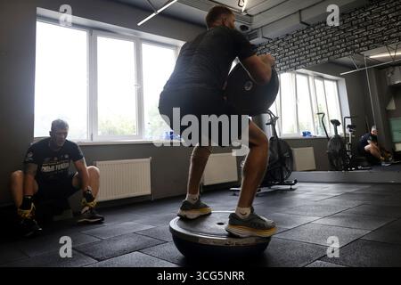 Nicht exklusiv: Ein Veteran des russisch-ukrainischen Krieges nimmt an einem offenen Training von Veteranen der 5. Slobozhanska-Brigade der Nati Teil Stockfoto