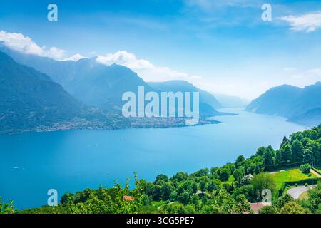 Panoramablick auf den Comer See. See, Alpen und Dorf Mandello del Lario aus der Vogelperspektive von Civenna. Italien, Europa. Stockfoto