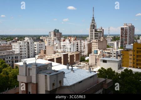 Blick von der Dachterrasse auf Apartment- und Bürogebäude, die die Skyline der argentinischen Stadt Mendoza im Westen Argentiniens bilden. Stockfoto